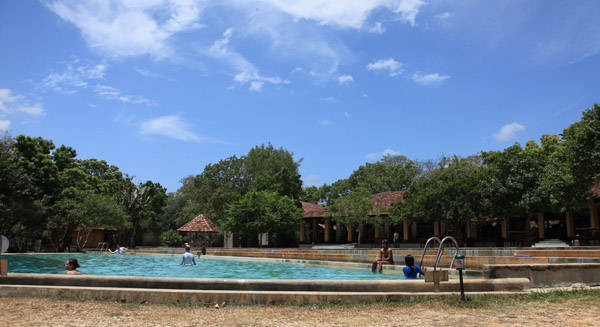 Zwembad van het Chaaya Village Hotel